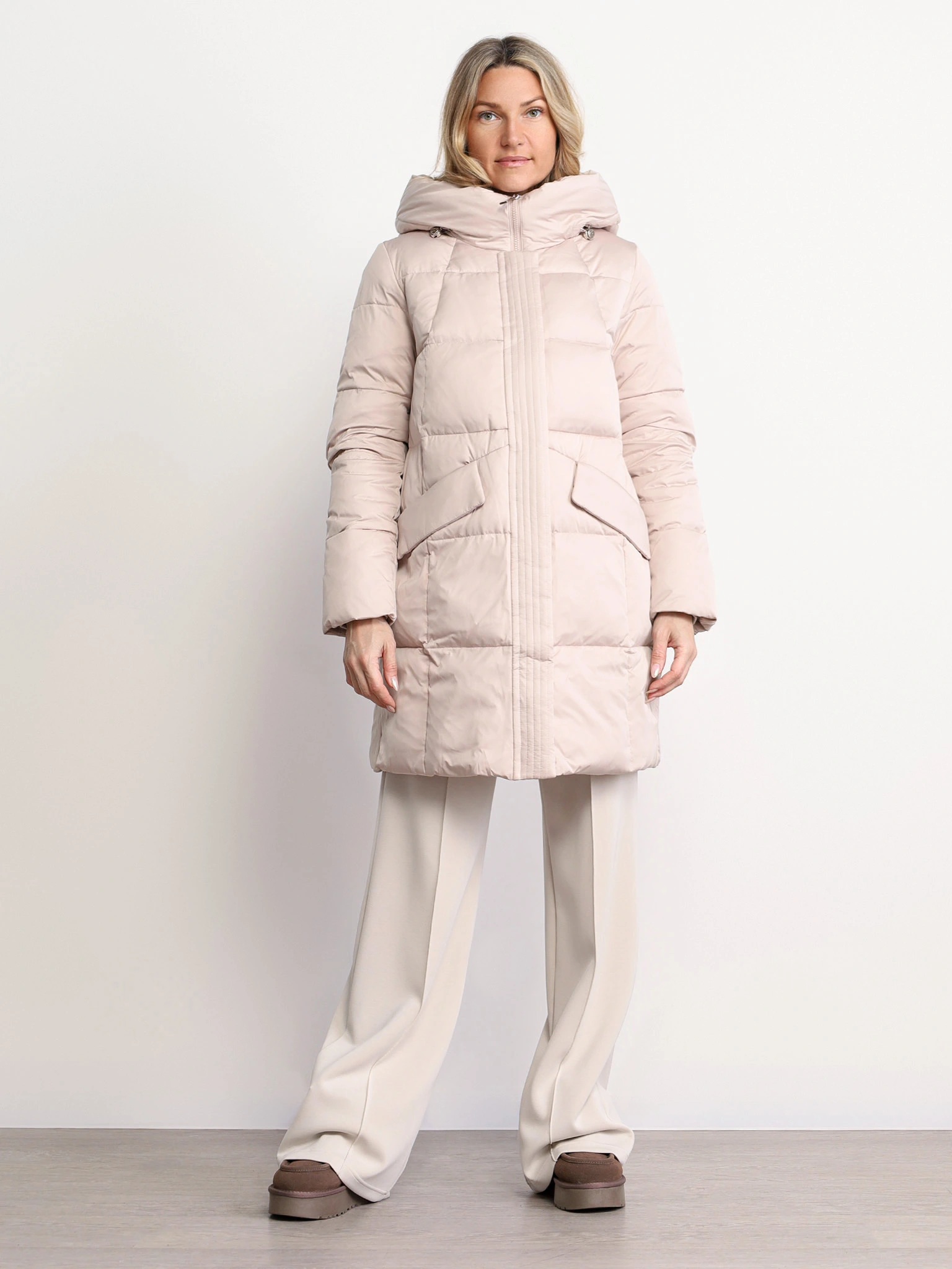 Пуховик светло-бежевого цвета с капюшоном